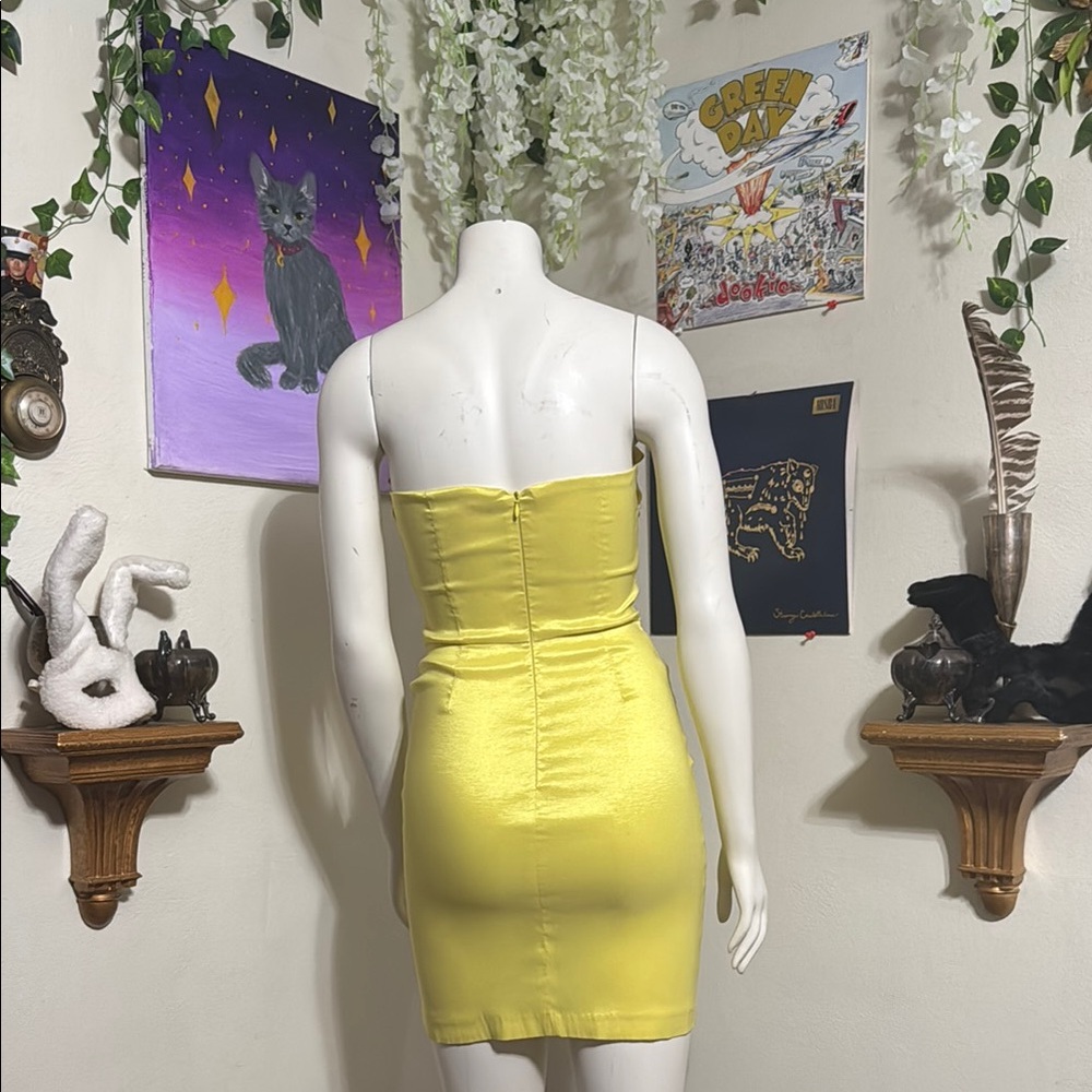 Elegant Yellow Strapless Dress - Picture 3 of 3